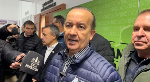 Governador anuncia investimentos na Celesc, Casan e aeroporto durante visita