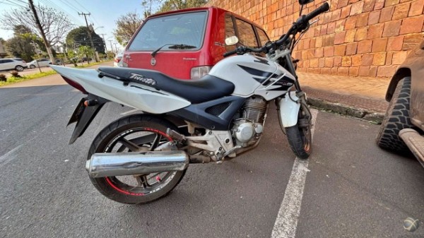Jovem fica ferido em colisão entre duas motos no centro