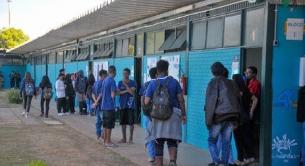 Projeto de reforma do ensino médio prevê volta de disciplinas obrigatórias e carga horária maior