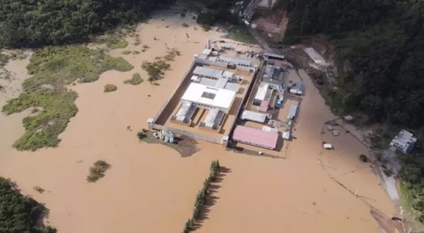 Enxurrada alaga presídio em SC e 13 presos aproveitam para fugir