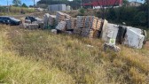 Carreta carregada com recicláveis tomba durante fuga e é apreendida