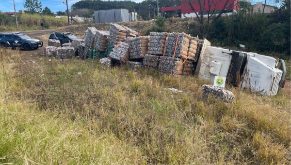 Carreta carregada com recicláveis tomba durante fuga e é apreendida