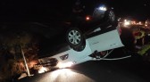Motorista com sinais de embriaguez é socorrido após capotar veículo