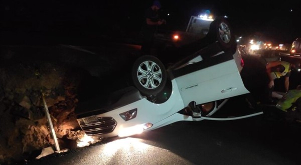 Motorista com sinais de embriaguez é socorrido após capotar veículo