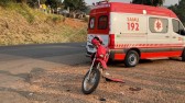Acidente de trânsito entre carro e moto deixa homem ferido
