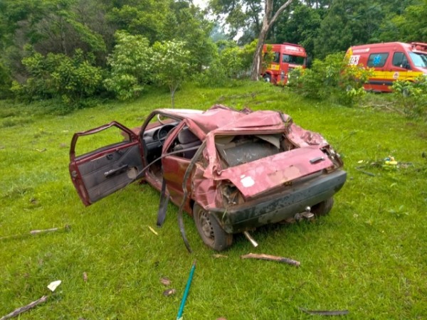 Jovem de 18 anos fica ferido em saída de pista seguida de capotamento em Itapiranga