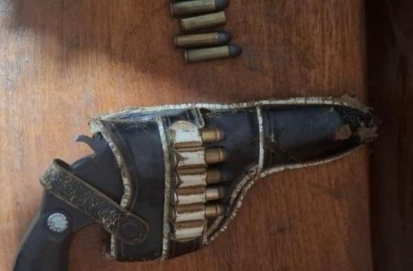 Polícia apreende arma e munições após jovem ser baleado com tiro acidental