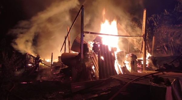 Galpão fica destruído por incêndio na Linha Derrubada Baixa