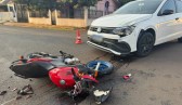Acidente entre carro e moto deixa motociclista ferido