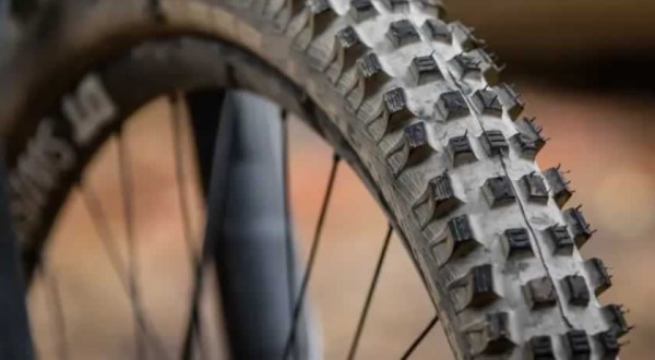 Homem cai de bicicleta, crianças dão risada e ele toma atitude inusitada em SC