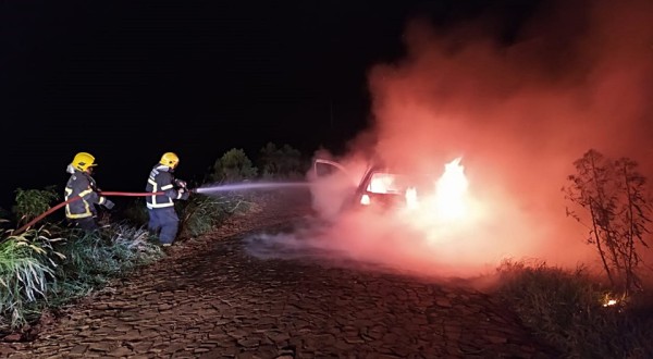Automóvel fica destruído em incêndio na via de acesso à Linha Cerro Agudo