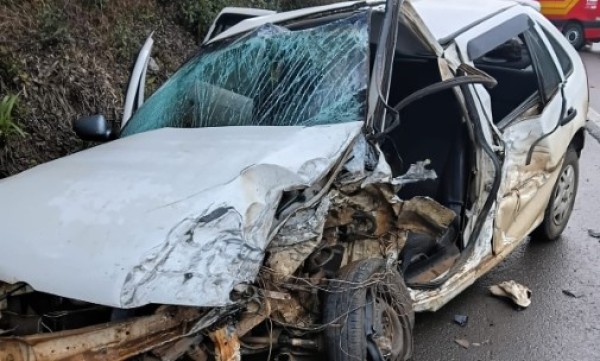 Bebê de 6 meses morre em acidente entre automóvel e carreta no Meio-Oeste