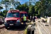 Bloco de concreto de 300kg cai sobre trabalhador
