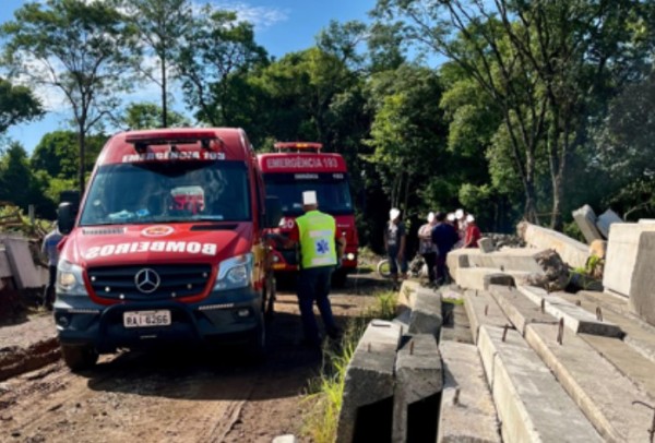 Bloco de concreto de 300kg cai sobre trabalhador