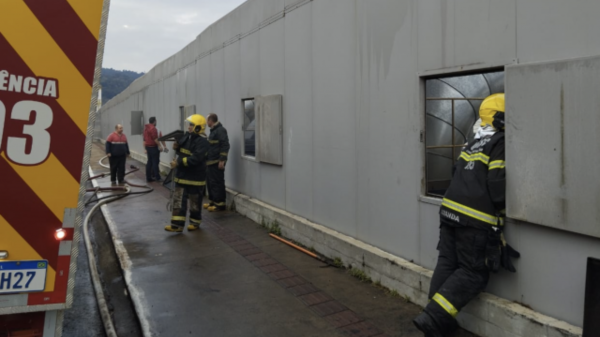 Incêndio de grandes proporções atinge fábrica de móveis