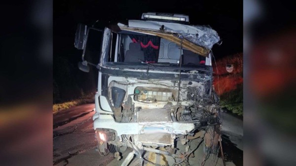 Acidente entre caminhões na PR-280 deixa pista interditada na madrugada desta sexta-feira