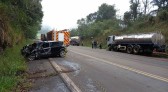 Jovem colide veículo em dois caminhões leiteiros e fica ferido na BR-282