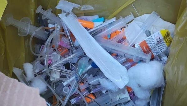 Mulher é indiciada por descarte irregular de materiais hospitalares