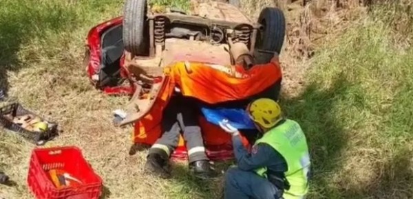 Motorista fica preso em carro por 15 horas após cair de ribanceira em SC