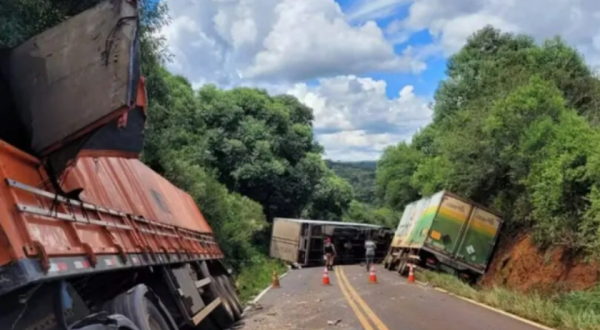 PR-365 é interditada após colisão envolvendo três caminhões; uma pessoa ficou ferida