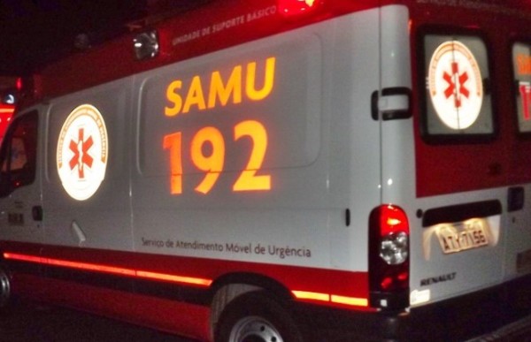Homem embriagado bate motocicleta em ambulância do SAMU e acaba preso