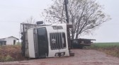 Caminhão carregado de frangos tomba em Francisco Beltrão