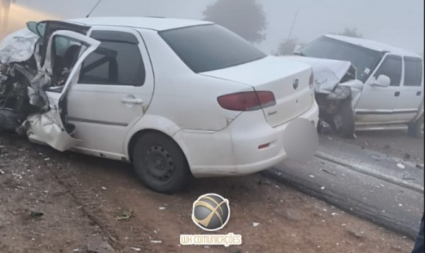 Colisão entre carro e caminhonete deixa vítima presa às ferragens