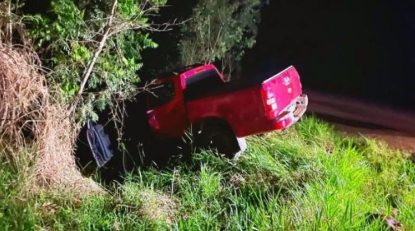 Caminhonete roubada é abandonada em córrego após perseguição da PM