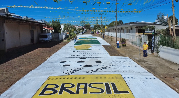 APAE Novos Horizontes transforma rua em palco de cores e esperança no clima da Copa do Mundo