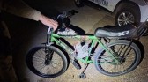 Adolescentes tentam fugir da PM com ciclomotores artesanais