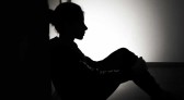 Menina de 10 anos é internada com problemas psicológicos e polícia investiga estupro