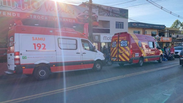 Homem sofre suspeita de fratura após colisão entre carro e moto