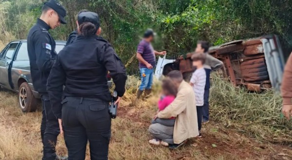 Motorista perde o controle do veículo e sai da pista na Argentina