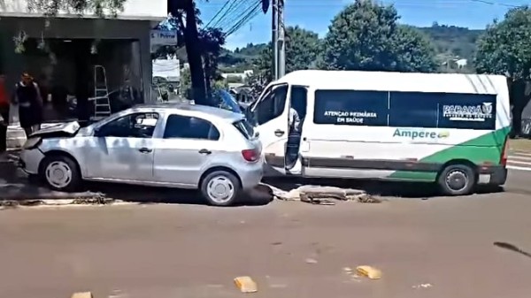 Van da Prefeitura de Ampére se envolve em acidente, ninguém se feriu