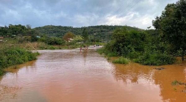 Tromba d’água atinge Bandeirantes, no interior do Paraná, e deixa 700 desabrigados