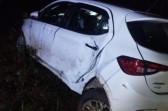 Veículo furtado é encontrado capotado após tentativa de invasão a residência