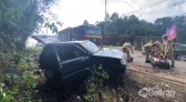 Casal é ejetado de veículo durante capotamento no trevo da Unisep