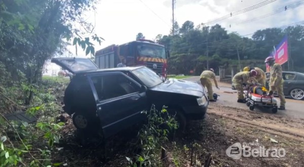 Casal é ejetado de veículo durante capotamento no trevo da Unisep