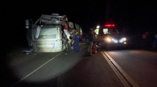 Colisão envolvendo dois caminhões bloqueia BR-282 entre São Miguel do Oeste e Maravilha