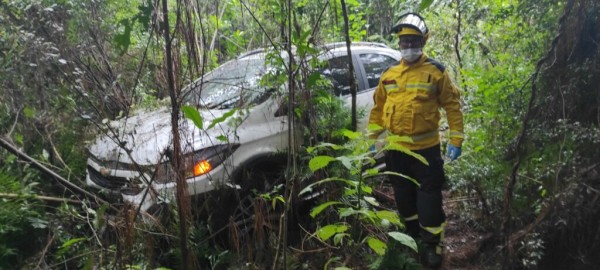 Duas pessoas ficam feridas após colisão entre carro e caminhão