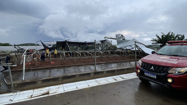 Vendaval arranca estrutura e deixa galpão de ordenha completamente destruído