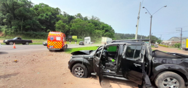 Idosa fica ferida em colisão entre veículos na BR-282