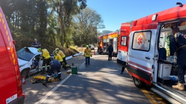 Motorista é socorrido em estado grave após ter veículo atingido por caminhão na BR-282