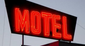 Homem leva mulheres para motel, tenta sair sem pagar e chama mãe para assumir dívida