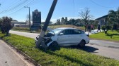 Carro colide em poste e interdita avenida