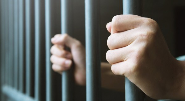 Mulher trans ficará em prisão domiciliar por falta de celas específicas em presídio