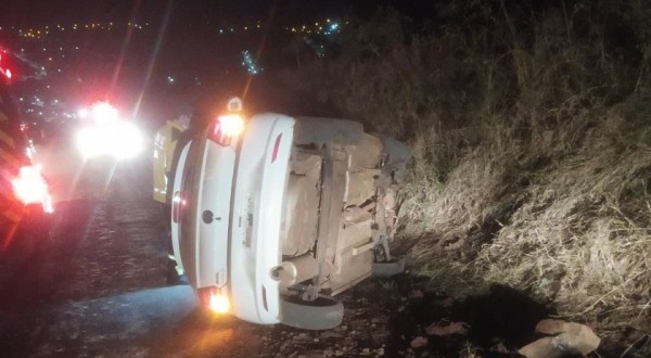 Carro sai da pista, colide contra barranco e motorista fica ferido em Saudades
