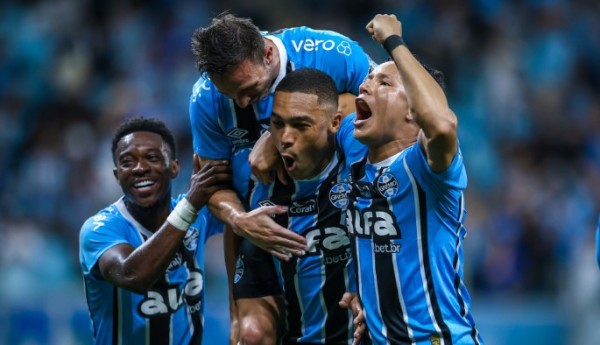 Grêmio vence Palmeiras de virada e ainda sonha com G-8 no Brasileirão