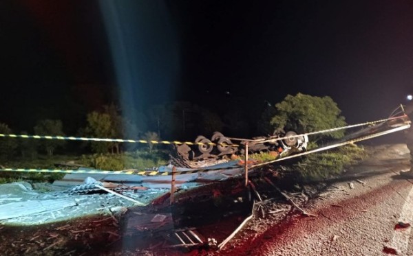 Caminhoneiro sofre ferimentos graves em capotamento de veículo na SC-110