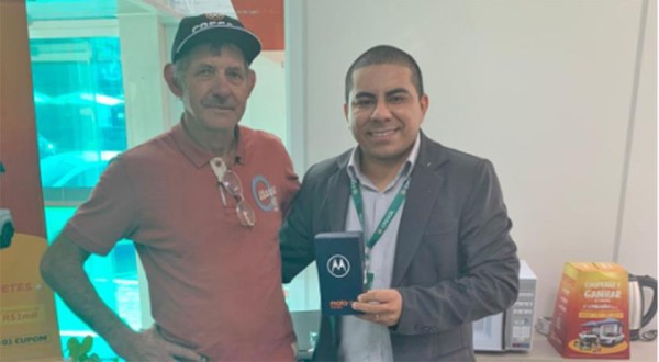 Arlindo Miguel Tenroller fatura celular na campanha Cooperar é Ganhar da Cresol